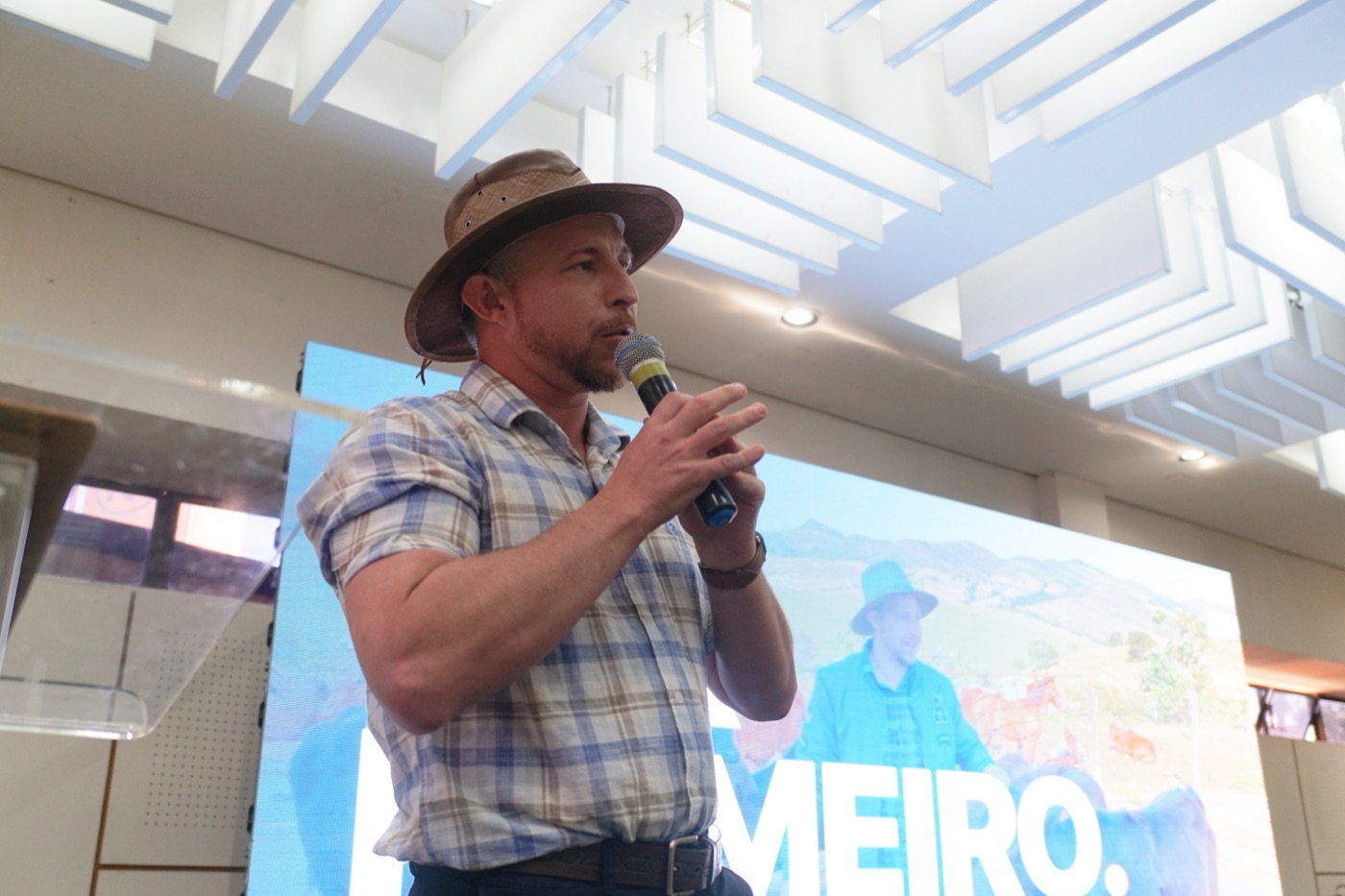 Lucas Dierings no palco durante palestra sobre empreendedorismo no agronegócio
